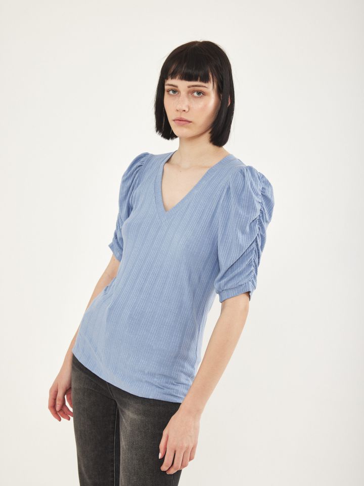 חולצה V כיווץ בשרוול PROMO בצבע תכלת