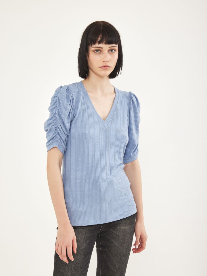 חולצה V כיווץ בשרוול PROMO בצבע תכלת