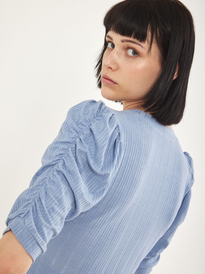 חולצה V כיווץ בשרוול PROMO בצבע תכלת