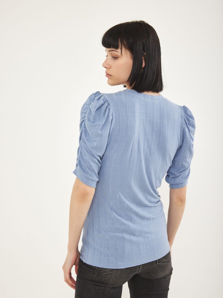 חולצה V כיווץ בשרוול PROMO בצבע תכלת