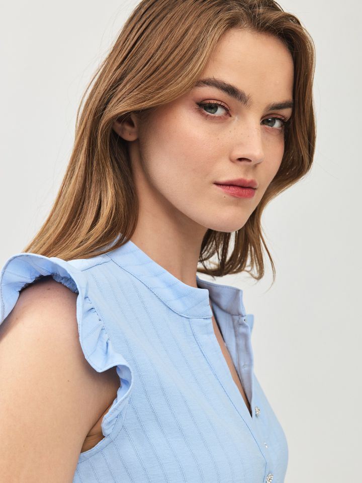 חולצה פסי אורך כפתורי דמוי יהלומים בצבע תכלת