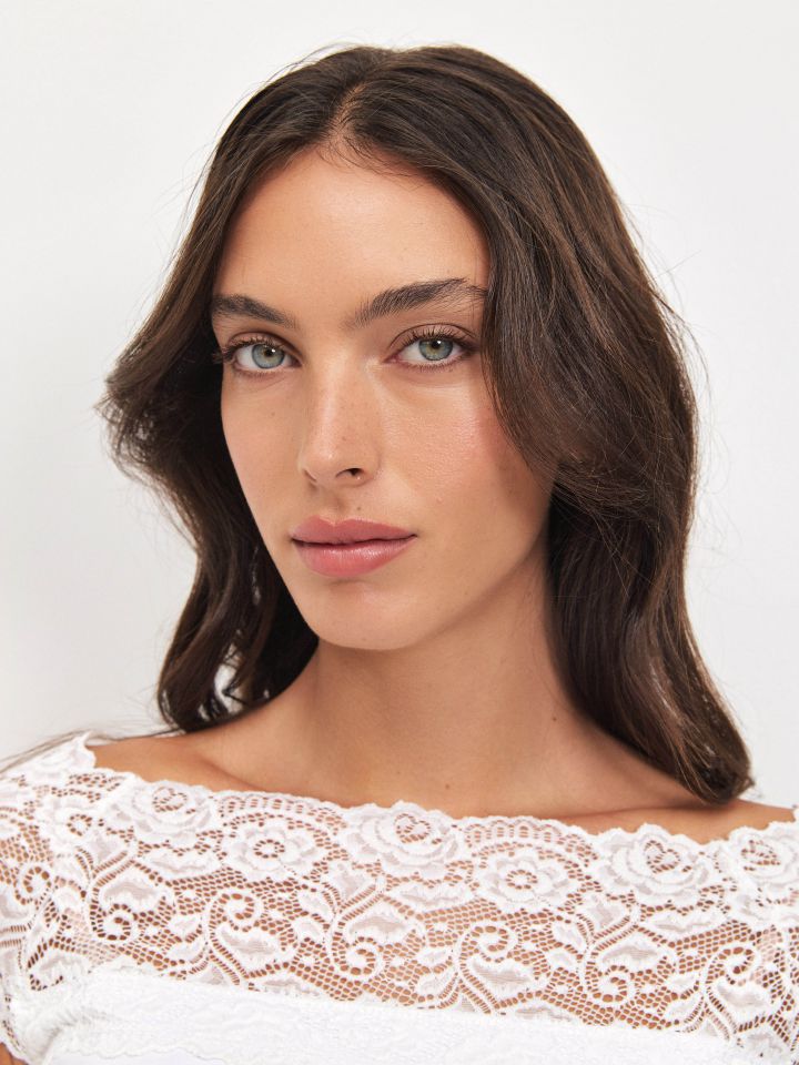 חולצה פתח תחרה בצבע לבן