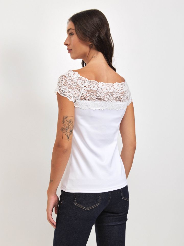 חולצה פתח תחרה בצבע לבן