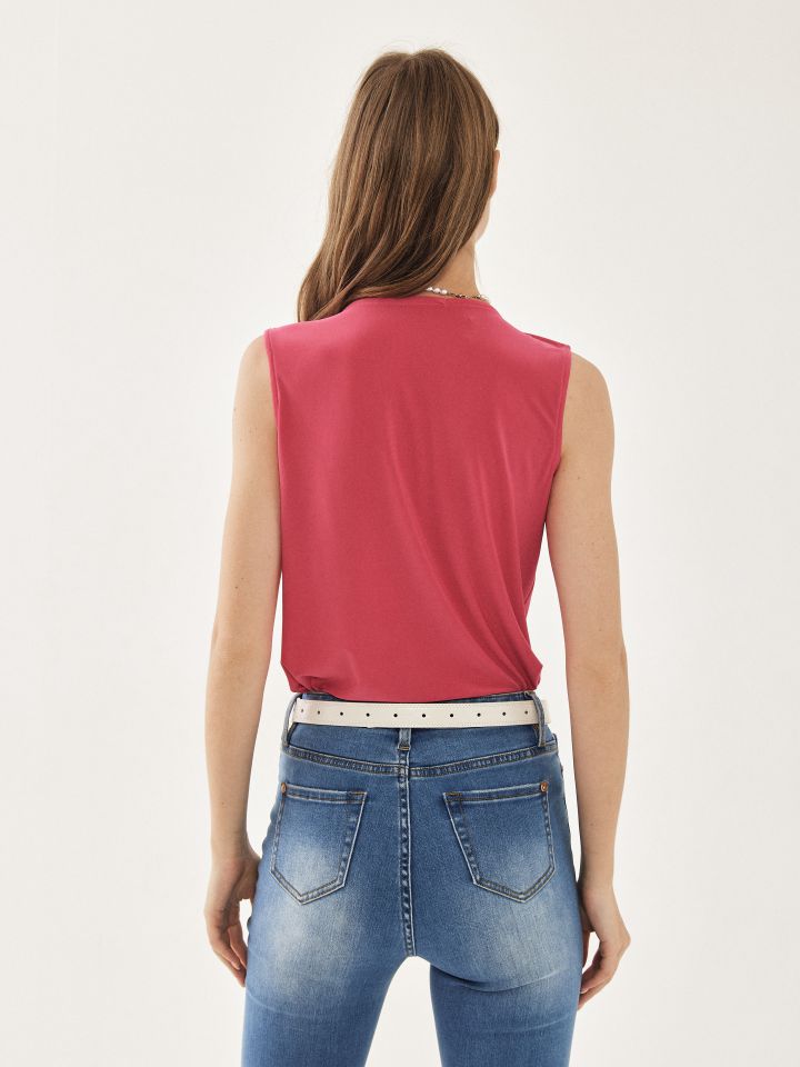 חולצה פתח גלים ופנינים בצבע פוקסיה