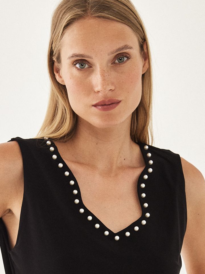 חולצה פתח גלים ופנינים בצבע שחור