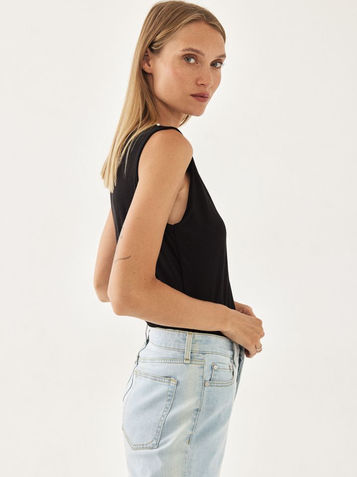 חולצה פתח גלים ופנינים בצבע שחור