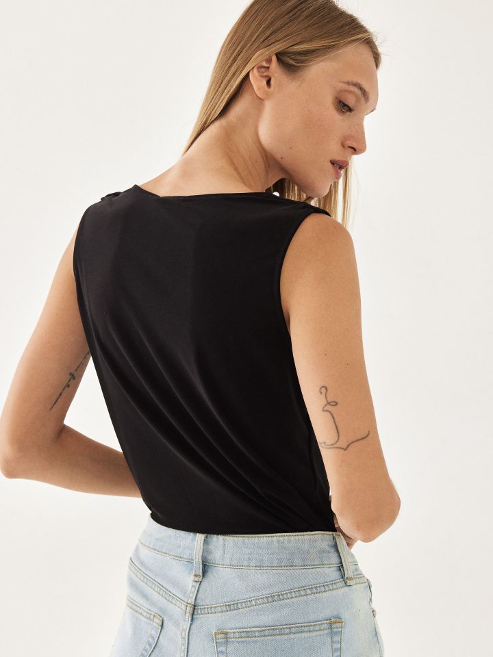 חולצה פתח גלים ופנינים בצבע שחור