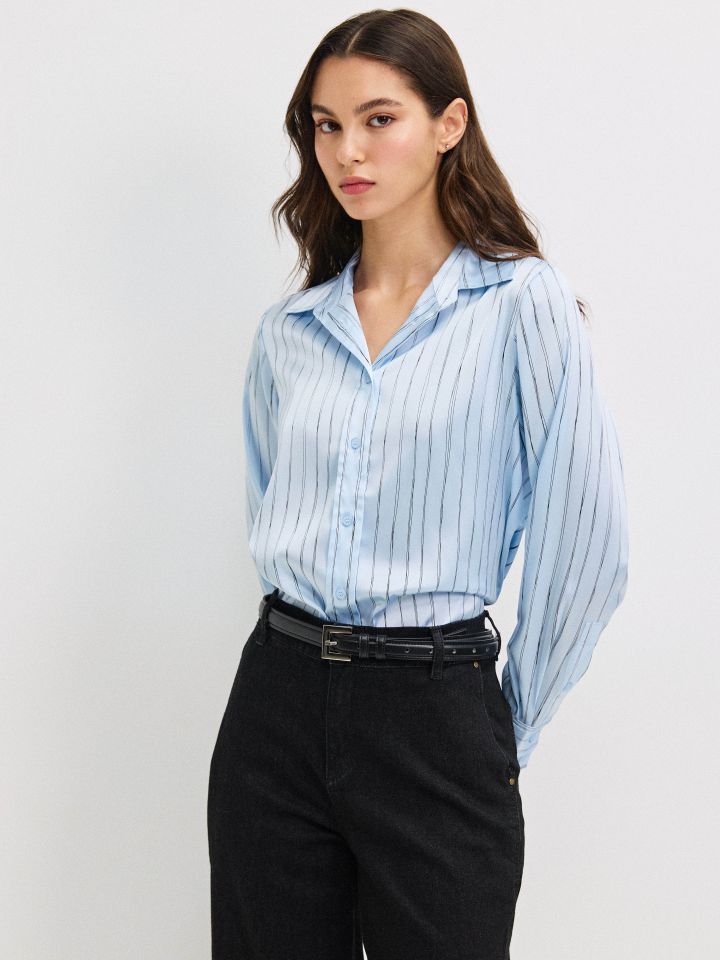 חולצה צוארון פסים בצבע תכלת