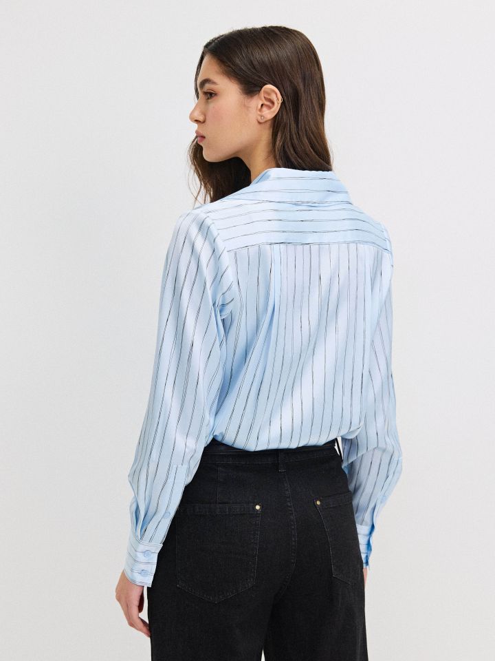 חולצה צוארון פסים בצבע תכלת