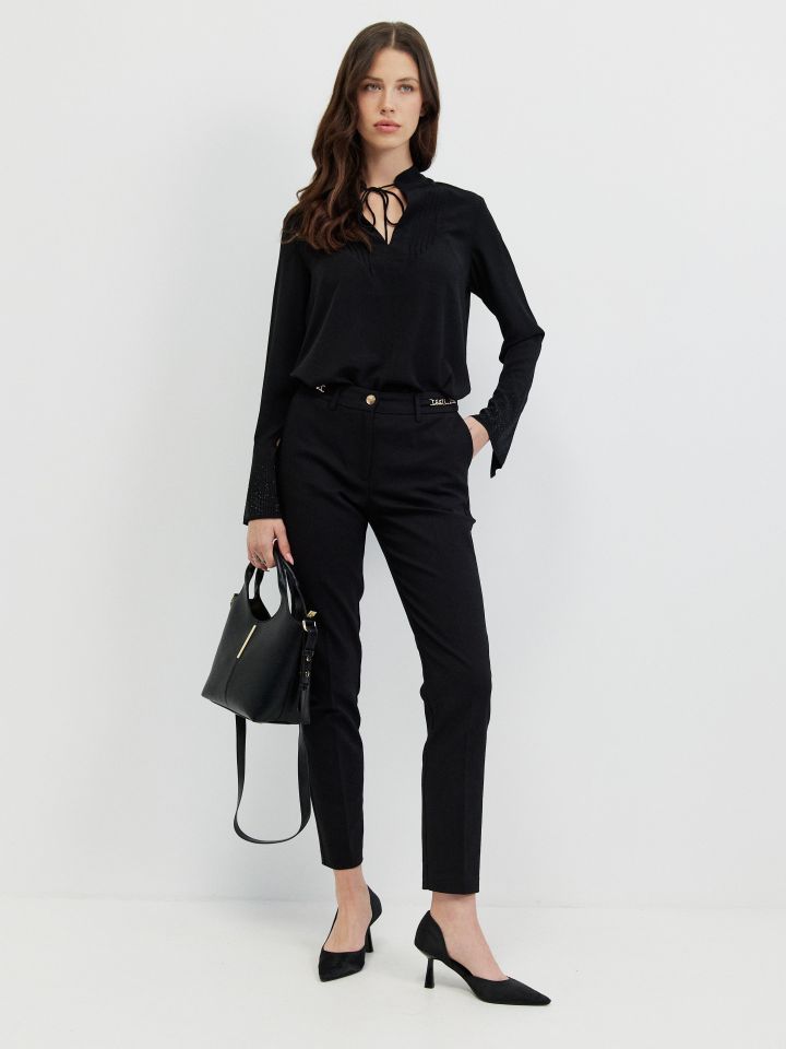 חולצה דמוי יהלומים בשרוול בצבע שחור