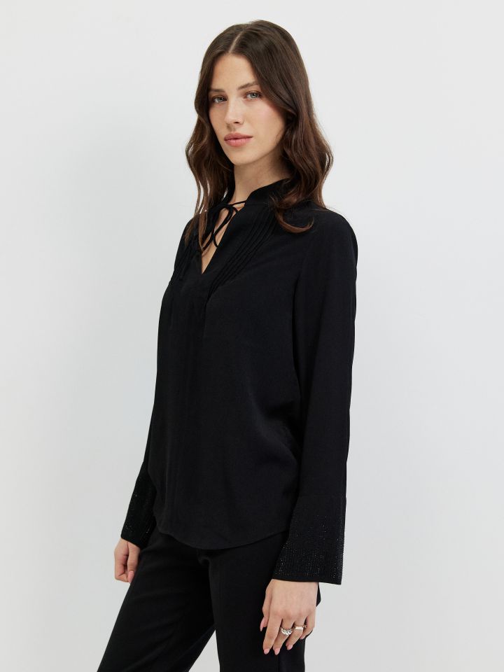 חולצה דמוי יהלומים בשרוול בצבע שחור