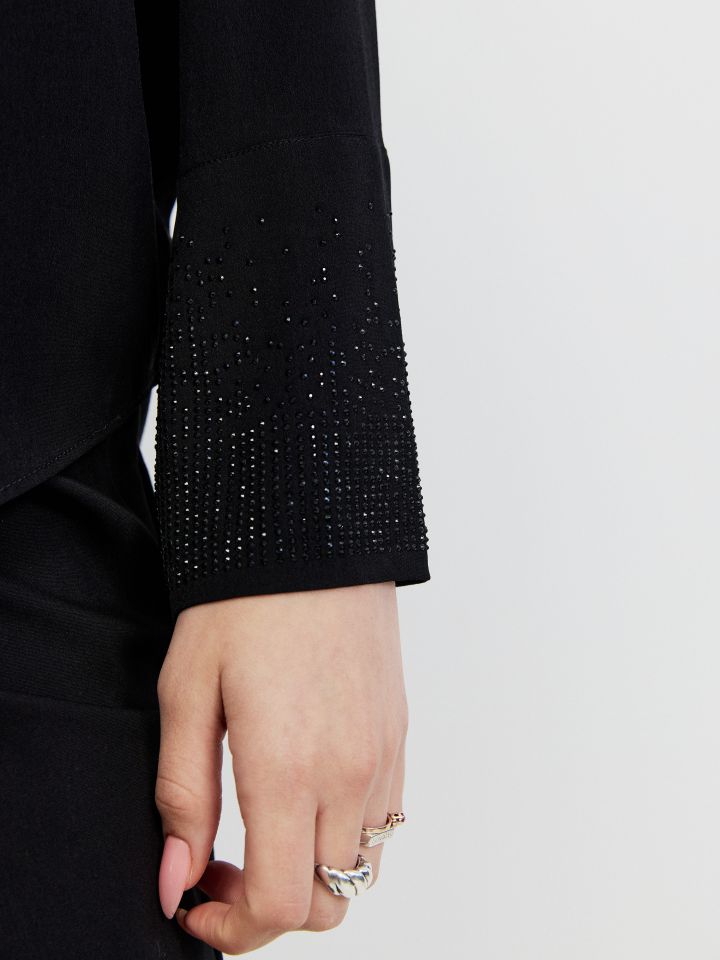 חולצה דמוי יהלומים בשרוול בצבע שחור