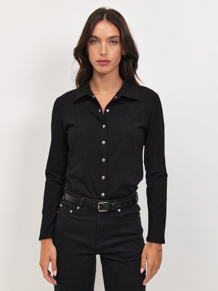 חולצה צוארון לחצניות בצבע שחור