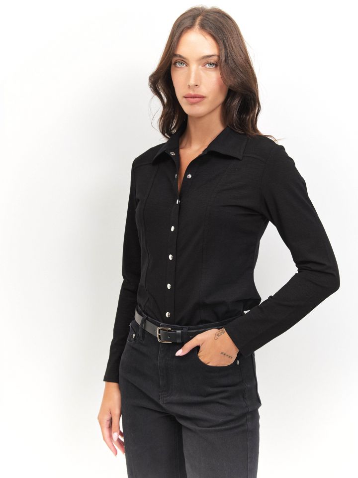 חולצה צוארון לחצניות בצבע שחור