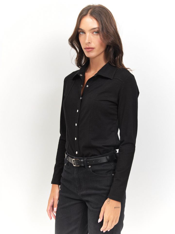 חולצה צוארון לחצניות בצבע שחור