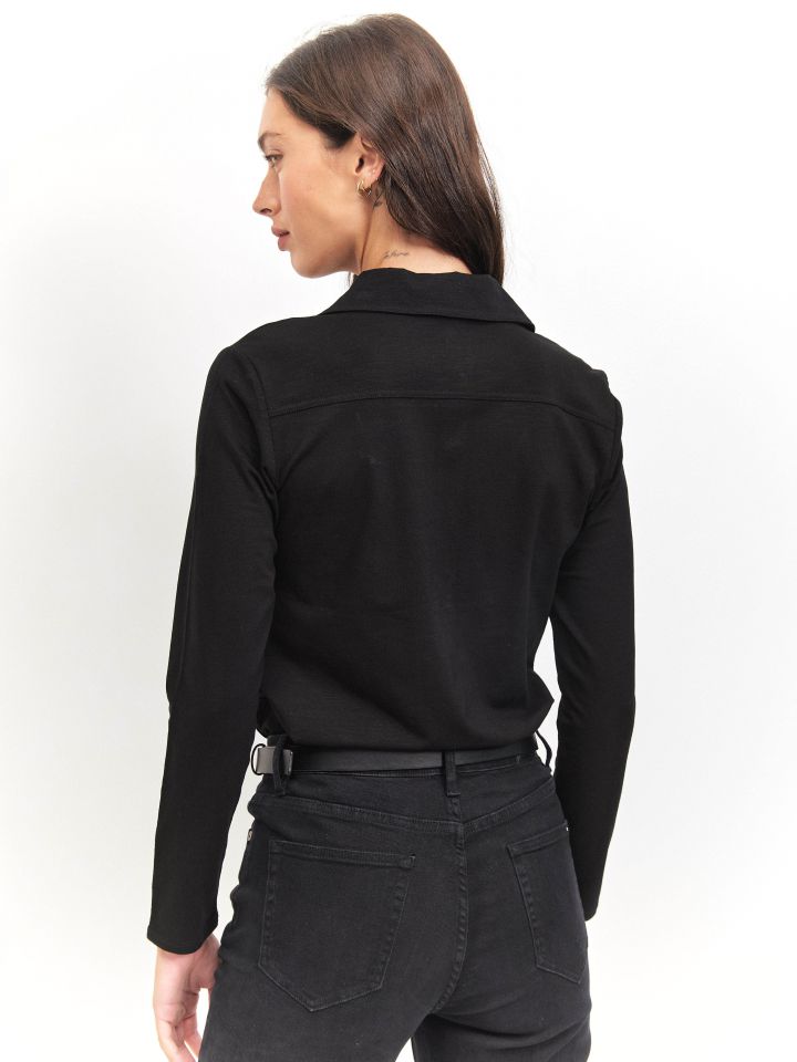 חולצה צוארון לחצניות בצבע שחור