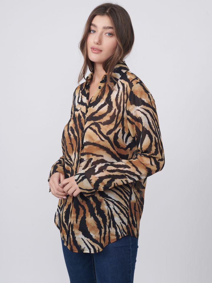 חולצה מכופתרת דפוס ספארי בצבע שחור /חום