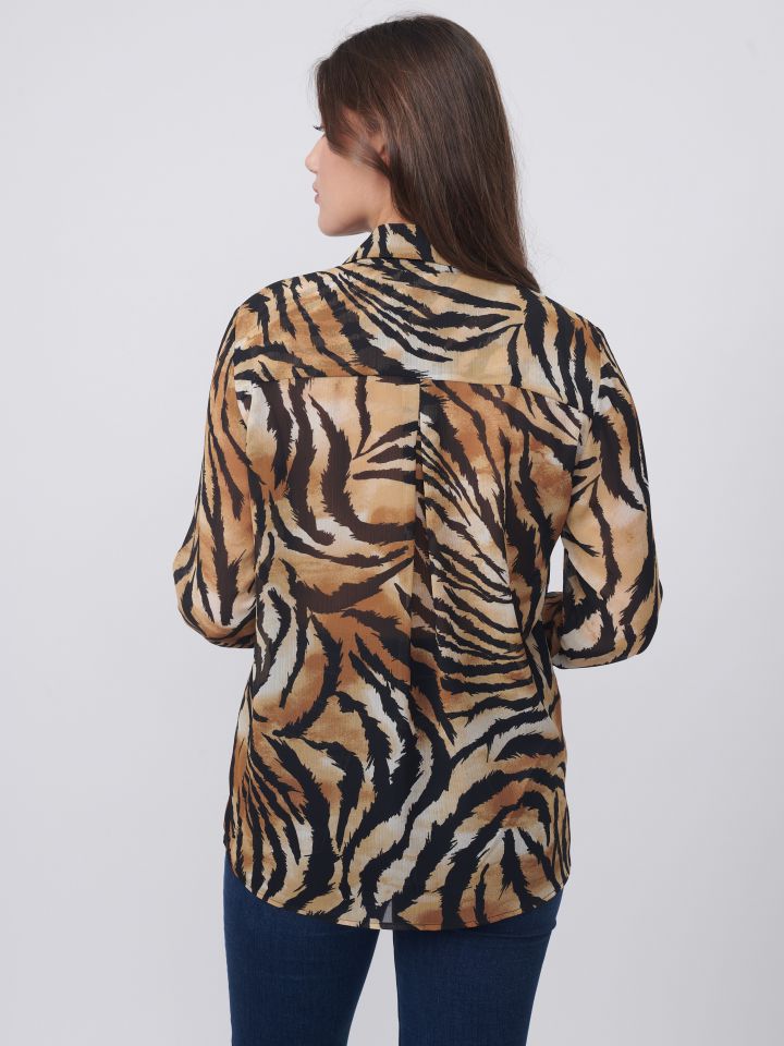 חולצה מכופתרת דפוס ספארי בצבע שחור /חום