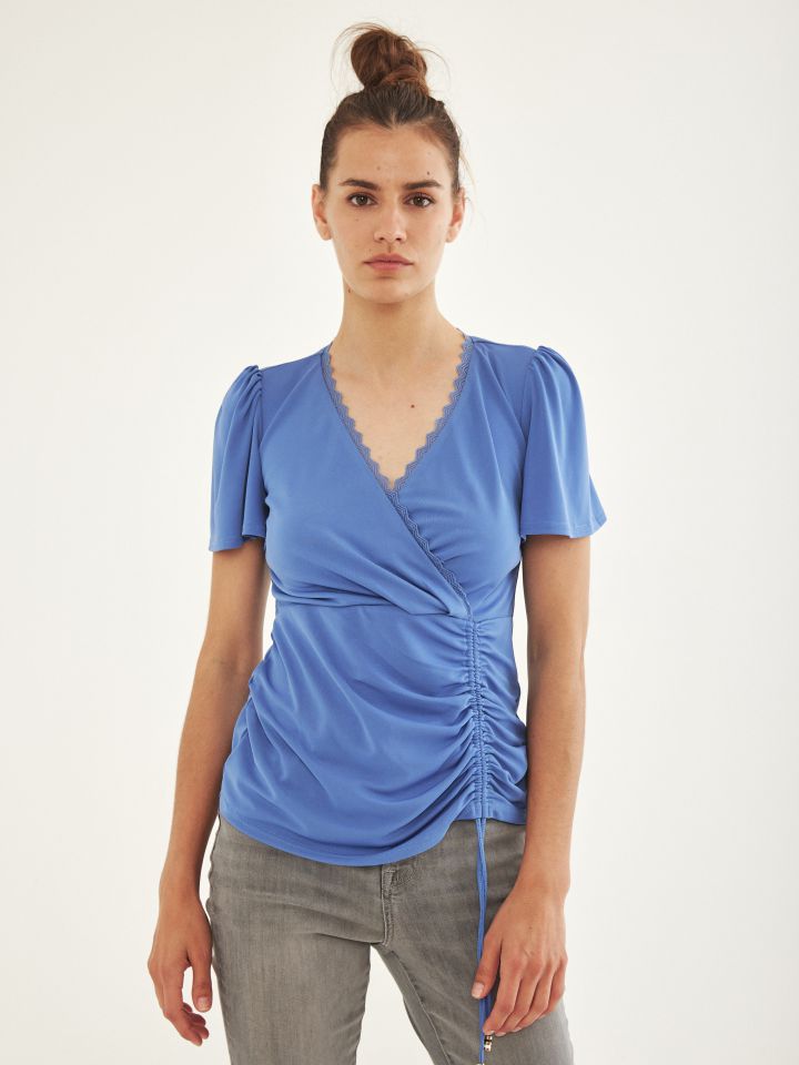 חולצה מעטפה שילוב תחרה בצבע תכלת