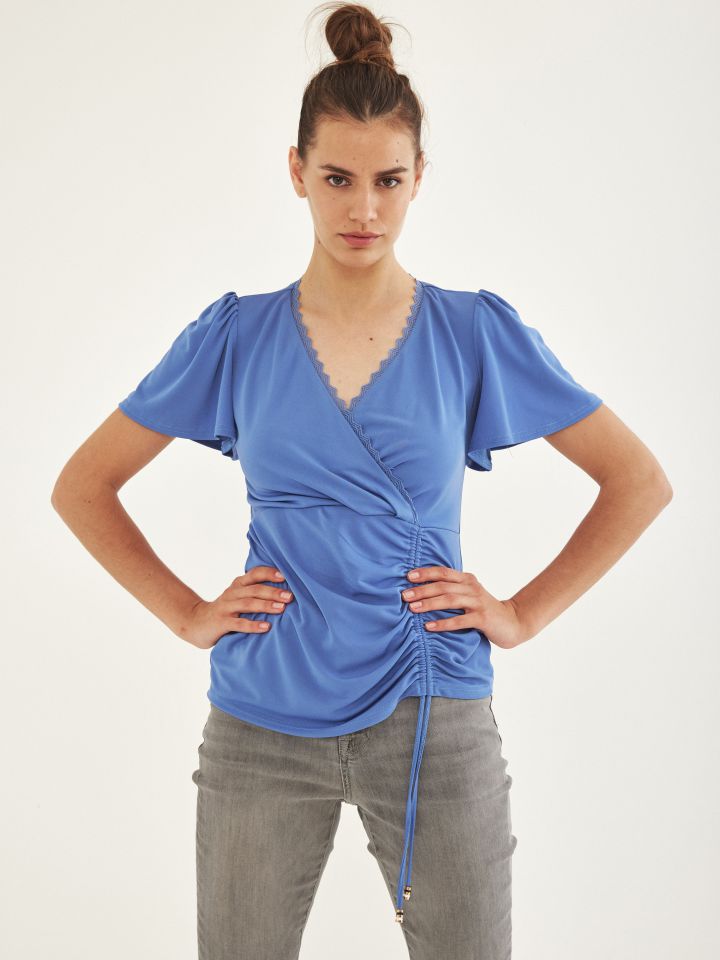 חולצה מעטפה שילוב תחרה בצבע תכלת