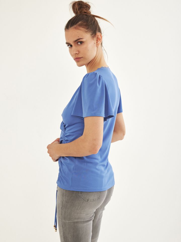 חולצה מעטפה שילוב תחרה בצבע תכלת