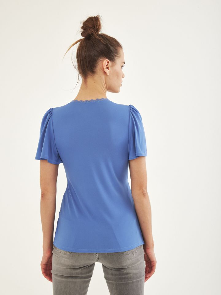 חולצה מעטפה שילוב תחרה בצבע תכלת