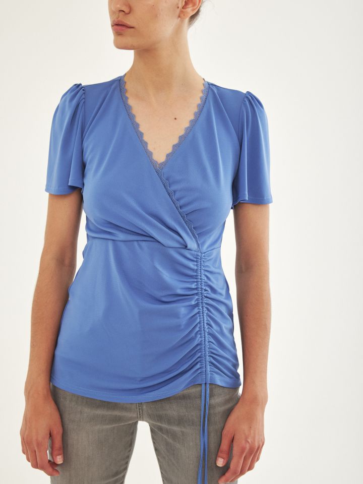 חולצה מעטפה שילוב תחרה בצבע תכלת