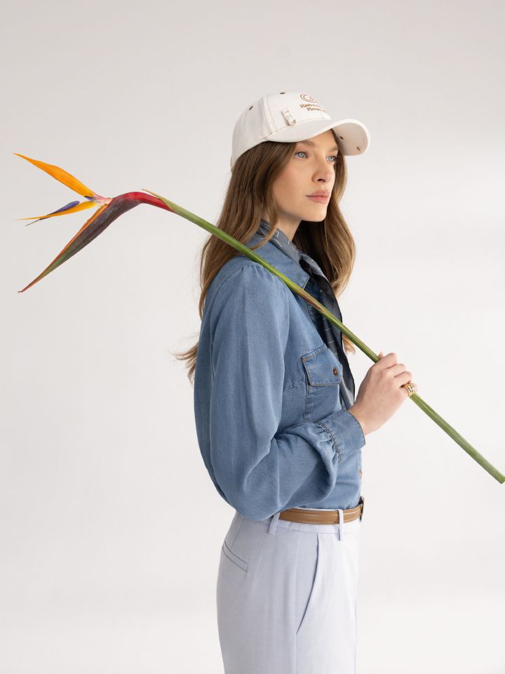 חולצה ג’ינס כיסים בצבע ג’ינס בהיר