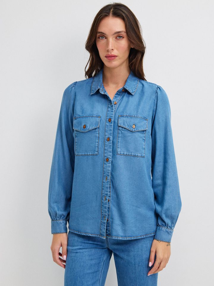 חולצה ג’ינס כיסים בצבע ג’ינס בהיר