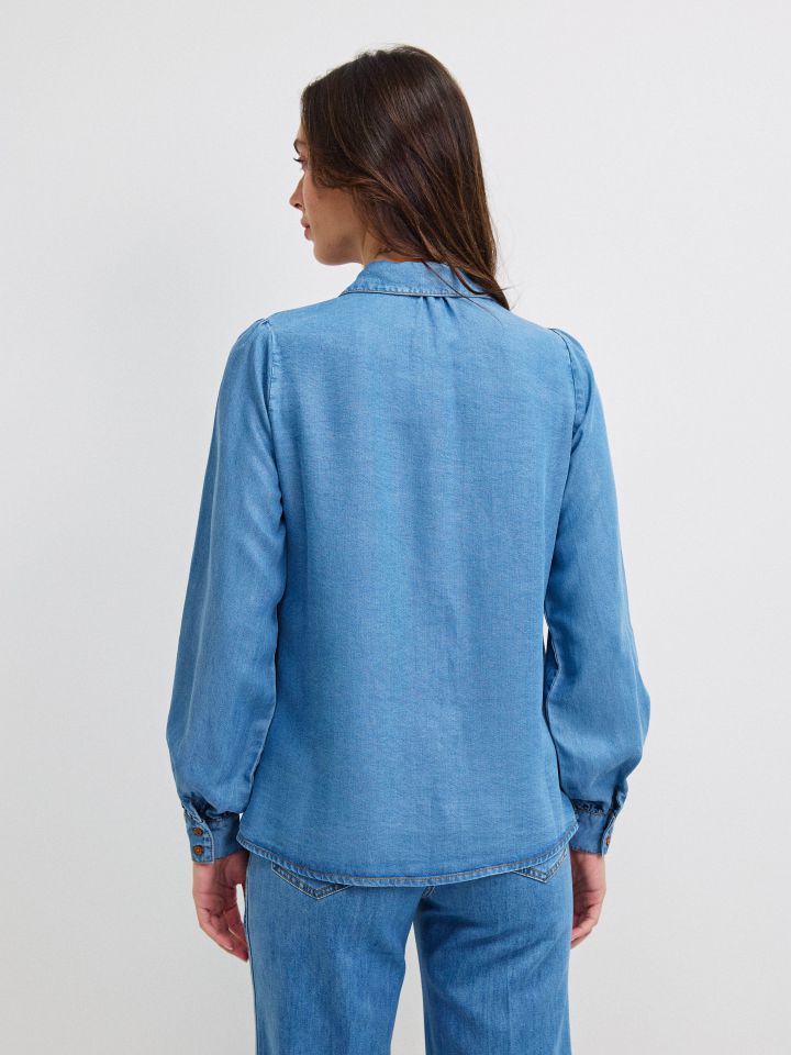 חולצה ג’ינס כיסים בצבע ג’ינס בהיר