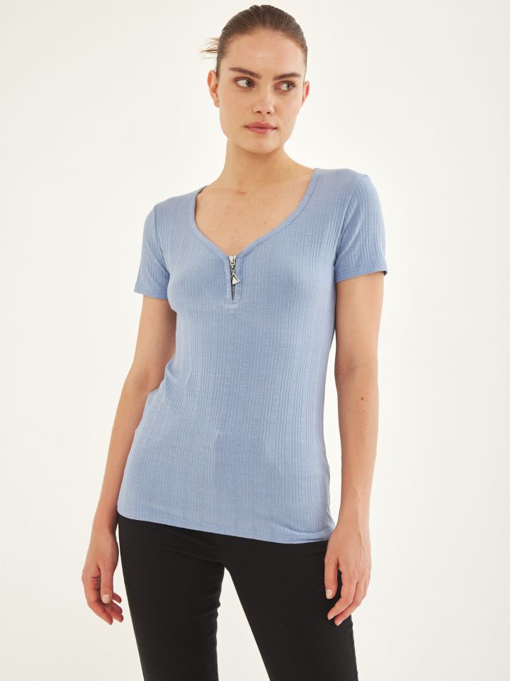 חולצה ריב רוכסן בצבע תכלת