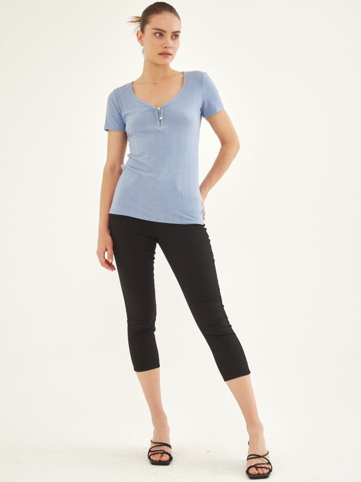 חולצה ריב רוכסן בצבע תכלת