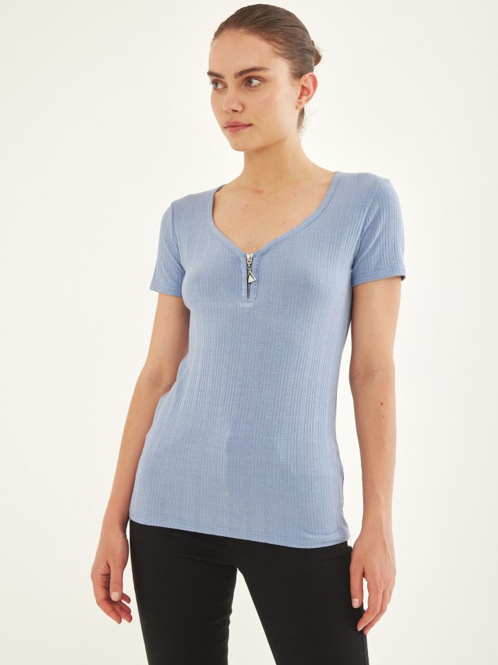 חולצה ריב רוכסן בצבע תכלת