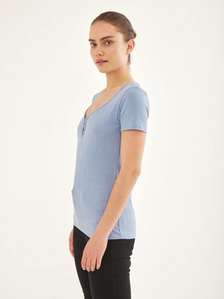 חולצה ריב רוכסן בצבע תכלת