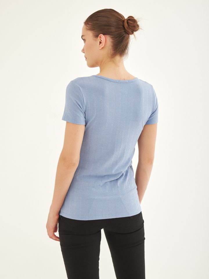 חולצה ריב רוכסן בצבע תכלת