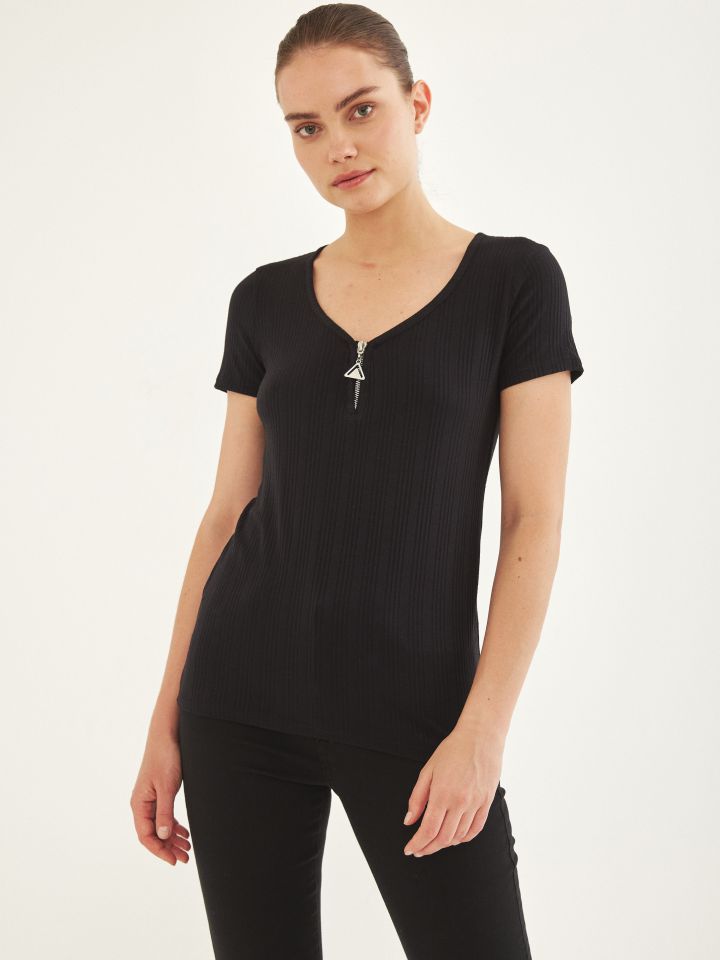 חולצה ריב רוכסן בצבע שחור