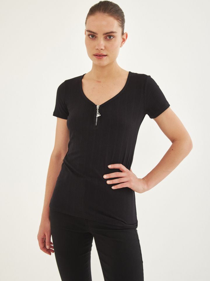 חולצה ריב רוכסן בצבע שחור