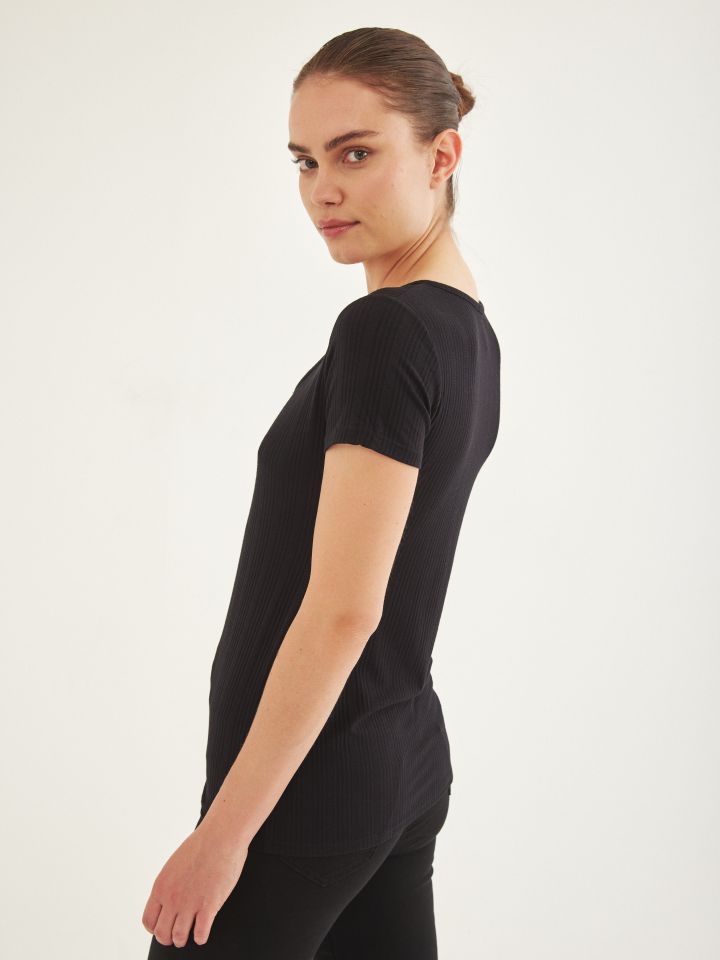 חולצה ריב רוכסן בצבע שחור