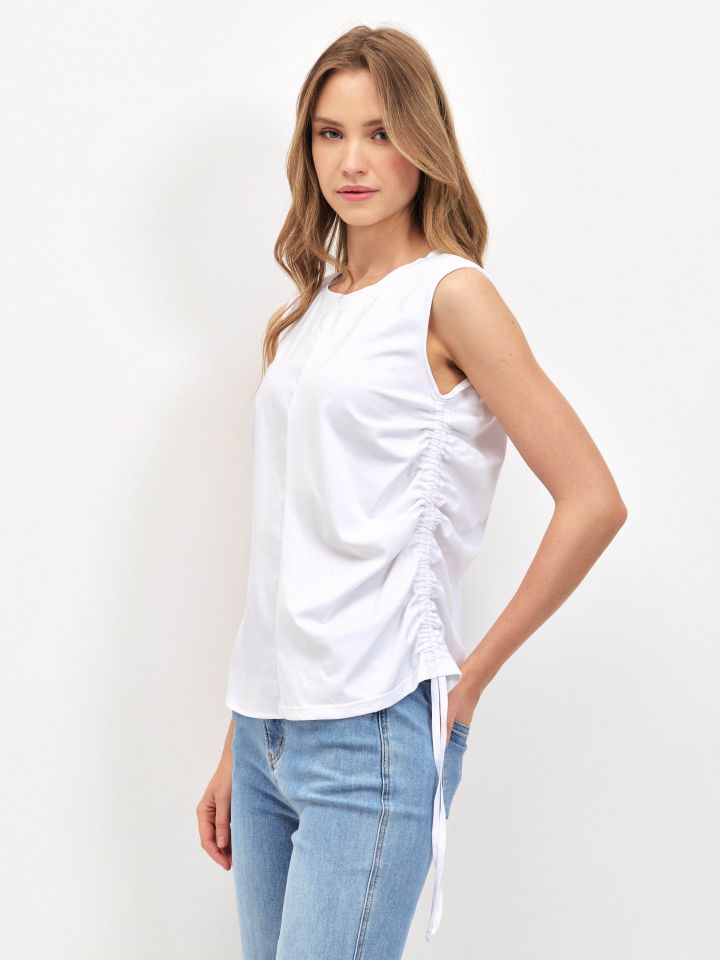 חולצה כיווץ צד SHIRA בצבע לבן