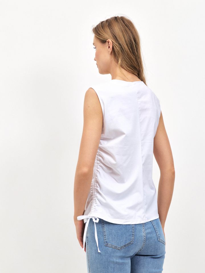 חולצה כיווץ צד SHIRA בצבע לבן