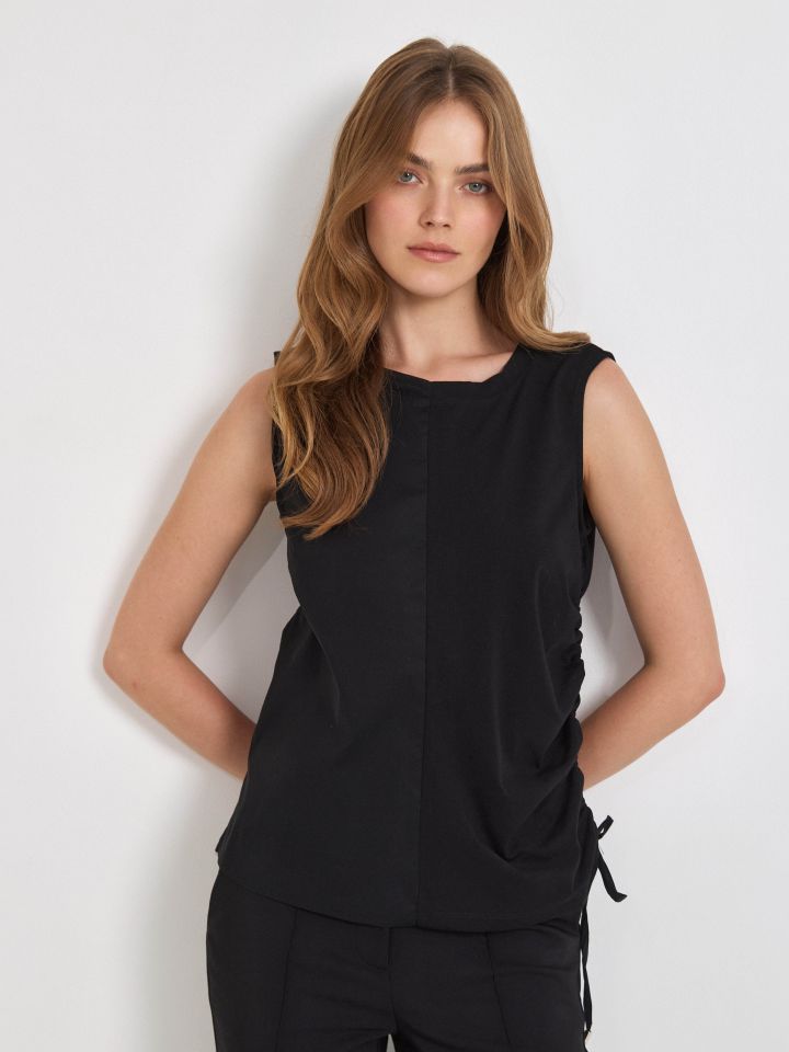 חולצה כיווץ צד SHIRA בצבע שחור