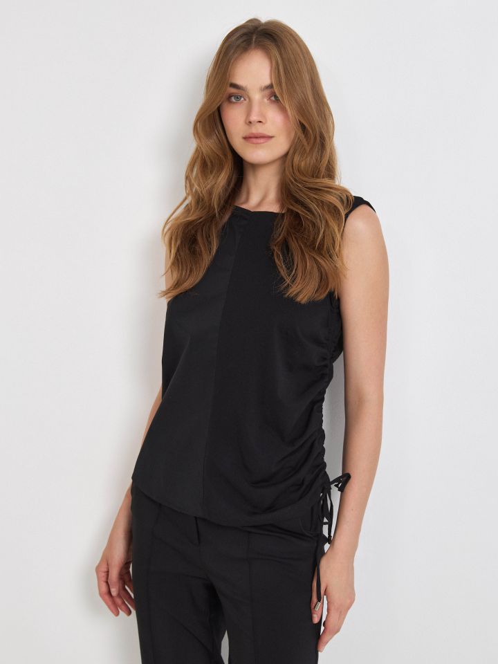 חולצה כיווץ צד SHIRA בצבע שחור