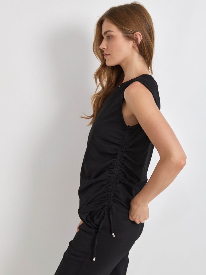 חולצה כיווץ צד SHIRA בצבע שחור