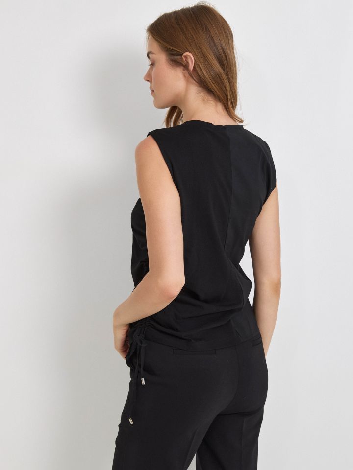 חולצה כיווץ צד SHIRA בצבע שחור