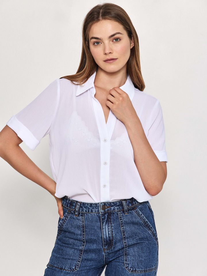 חולצה מכופתרת חצי שרוול בצבע לבן