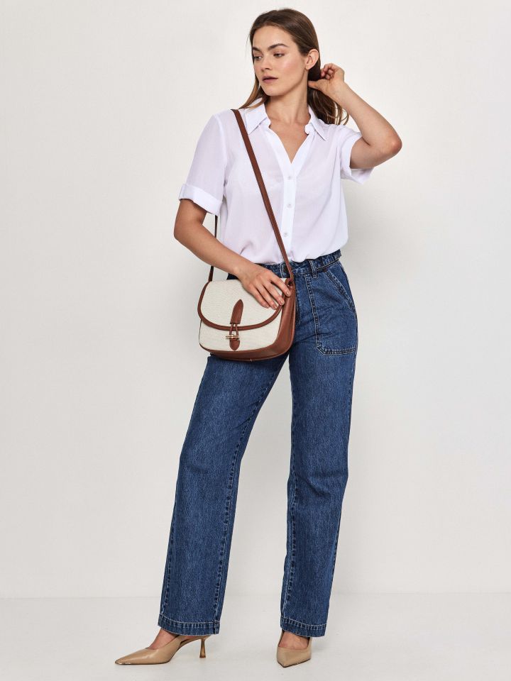 חולצה מכופתרת חצי שרוול בצבע לבן