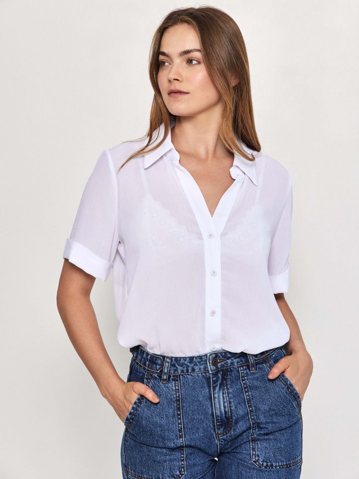 חולצה מכופתרת חצי שרוול בצבע לבן