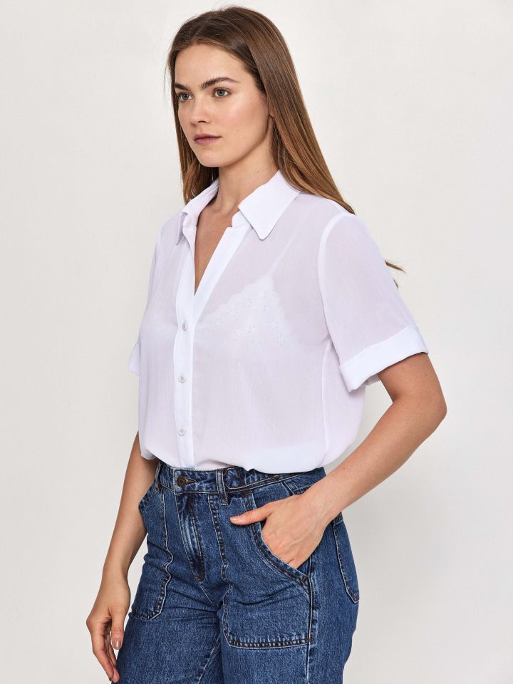 חולצה מכופתרת חצי שרוול בצבע לבן