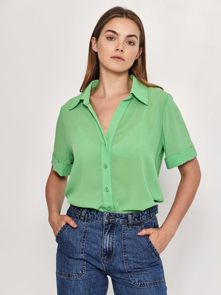 חולצה מכופתרת חצי שרוול בצבע ירוק