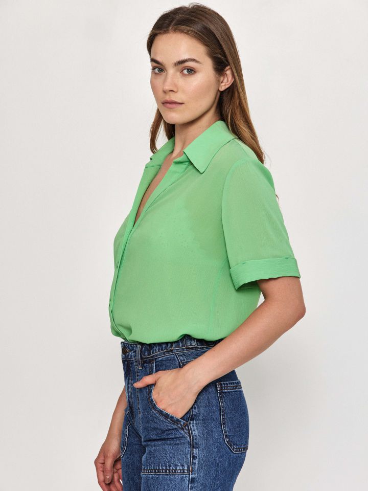 חולצה מכופתרת חצי שרוול בצבע ירוק
